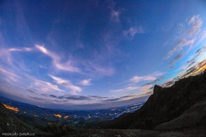 Vista da Pedra das Flores anoitecendo (Extrema, MG)