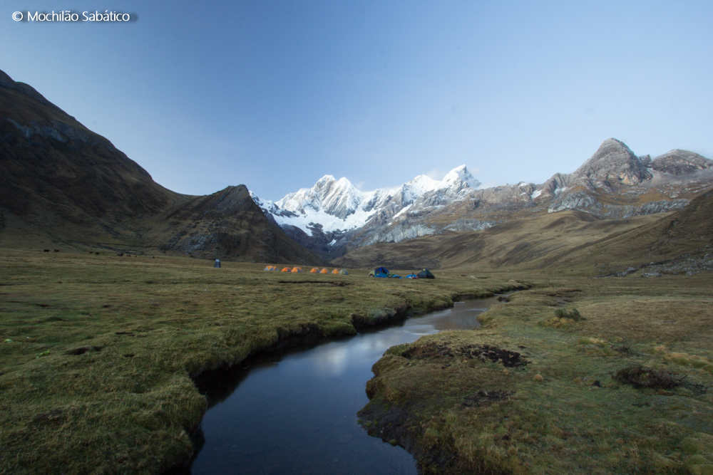 Huayhuash_15092014_0600_acampamento, ao fundo Jirishanca