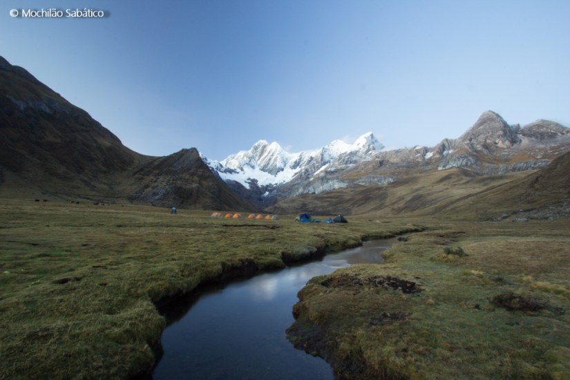 Huayhuash_15092014_0600_acampamento, ao fundo Jirishanca