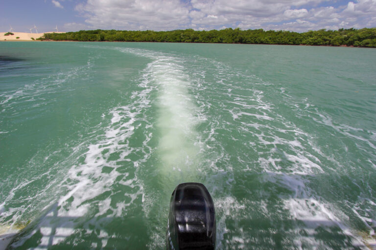 MUNDAÚ – passeio de catamarã pelo rio